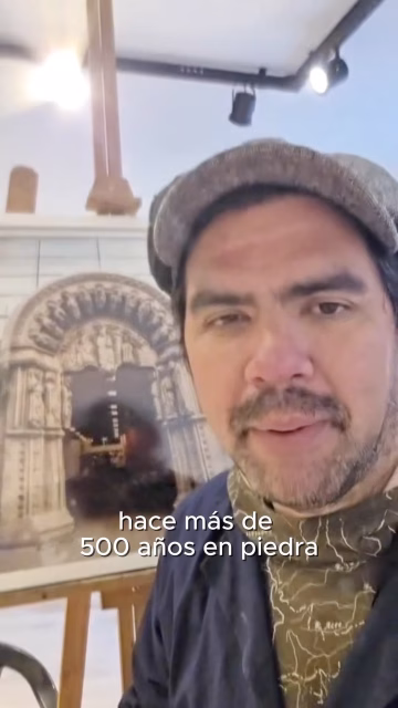 Hay una obra que realizamos en el año 2009 en Santiago del Estero y que es emblemática para nuestro taller: el Pórtico de Compostela.

Se trata de una réplica de una obra realizada hace más de 500 años en España, que reprodujimos utilizando resina y fibra de vidrio para lograr la apariencia y la textura de la piedra.

Todo el modelado fue realizado completamente a mano, en una época en la que todavía no contábamos con escaneo ni modelado 3D.

Fue un proceso creativo enorme, que comenzó con un viaje a España junto a Mariana, mi pareja y compañera, con quien compartí toda la investigación histórica y artística sobre esta obra. Juntos recorrimos bibliotecas y reunimos información en Santiago de Compostela para conocer en profundidad la historia, el significado y cada detalle del pórtico original.

Después vino el modelado completo en arcilla, la realización de los moldes, el pasado a resina, la terminación símil piedra y, finalmente, el armado y la instalación de la obra.

Fue casi un año de trabajo, con todo el taller dedicado a un mismo desafío: reproducir a miles de kilómetros de distancia una obra creada hace cinco siglos y mantener viva, a través de una nueva materialidad, su historia y su significado.

Y todavía queda muchísimo por contar. Detrás de cada parte del Pórtico hay detalles, símbolos e historias que merecen ser explicados con tiempo. Por eso, más adelante vamos a hacer un video especial para recorrer en profundidad el significado de cada una de sus figuras y elementos.

#Escultura #Sculpture #Resina #TalladoEnPiedra #SantiagoDelEstero SantiagoDeCompostela PórticoDeCompostela ArteVillalba