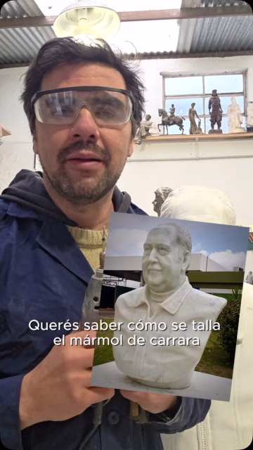 En 2015 tuve la oportunidad de realizar una obra que recuerdo con mucho cariño: el busto de Pascual Mastellone.

Trabajarlo en mármol de Carrara fue también volver a una de las formas más antiguas y exigentes de mi oficio. Hay algo muy especial en enfrentarse a un bloque de piedra e ir buscando, poco a poco, el rostro que uno quiere encontrar.

En este video quise mostrar parte de ese proceso: las herramientas, las marcas, las correcciones, el tiempo y el trabajo que hay detrás de una escultura terminada.

Después de tantos años sigo sintiendo lo mismo: cada obra es una historia, pero también es una parte de mi propia historia como escultor.