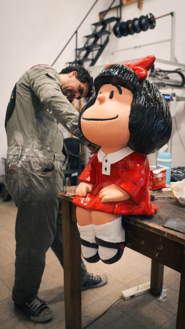 "¿Y si en vez de planear tanto voláramos un poco más alto?"

Hoy les comparto esta escultura que hice para la cooperadora de la escuela primaria N°15 D.E. 15, Antonio Manuel Acevedo. @lacoopedela15

En este video explico el proceso y el por qué de este homenaje a este personaje tan característico y representativo de nuestra cultura argentina.

#Mafalda #ArteVillalba #ArteVillalbaEsculturas #EsculturasParaElMundo #Esculturas