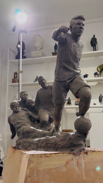 ARTEVILLALBA PRESENTA “MONUMENTO A MESSI”

Buenos Aires — Octubre de 2026. Los escultores Miguel Villalba y Daniel Mirtov presentan “Monumento a Messi”, un proyecto de ArteVillalba para realizar en Argentina una obra monumental en homenaje a Lionel Messi.

Luego de realizar en 2023 la escultura de Messi para la CONMEBOL, ahora buscamos ir más allá del retrato: queremos representar su esencia, su juego y su legado.

ArteVillalba convoca a instituciones, empresas y personas que quieran acompañar el proyecto.

Un monumento único a Messi, creado en Argentina para dejar su legado en una obra para el mundo.
#Monumento a Messi  #leomessi #esculturas #argentina🇦🇷