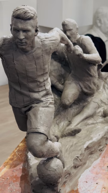 ARTEVILLALBA PRESENTA “MONUMENTO A MESSI”

Buenos Aires — Octubre de 2026. Los escultores Miguel Villalba y Daniel Mirtov presentan “Monumento a Messi”, un proyecto de ArteVillalba para realizar en Argentina una obra monumental en homenaje a Lionel Messi.

Luego de realizar en 2023 la escultura de Messi para la CONMEBOL, ahora buscamos ir más allá del retrato: queremos representar su esencia, su juego y su legado.

ArteVillalba convoca a instituciones, empresas y personas que quieran acompañar el proyecto.

Un monumento único a Messi, creado en Argentina para dejar su legado en una obra para el mundo.