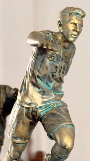MONUMENTO A MESSI 
#argentina🇦🇷 #leomessi #escultura #artevillalba