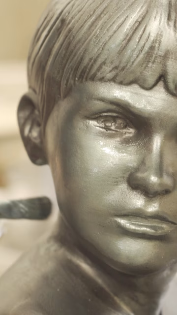 Los pies en la fuente

En esta obra, mis hijas Carmela y Jacinta fueron modelos de algunas de las figuras. La escena representa una conversación entre chicos y adolescentes, sentados alrededor de una fuente: comparten historias, se ríen, debaten e intercambian ideas.

¿Hablarán del futuro? ¿De la inteligencia artificial? Seguramente. Son una nueva generación que se enfrenta a otros desafíos y sueña con un mundo distinto.

Quise destacar el valor de la charla, de lo colectivo y del diálogo.

La obra se encuentra dentro de la casa de Gobierno de la provincia de Santa Cruz.

Miguel J Villalba