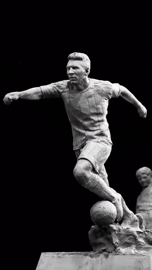 Este proyecto para hacer un monumento a Messi se llama: 

  Humildad - Perseverancia - Grandeza

Es una propuesta distinta porque, en vez de mostrar la celebracion final de su carrera con sus titulos y glorias, muestra el camino que lo llevo a eso, en ese sentido siento que la obra es disruptiva, y transmite algo muy claro: Lo importante es el camino.... si confias en tus sueños hacelos realidad....confia en tu camino, como hizo Leo.

Miguel J Villalba

#Messi, #LionelMessi, #LeoMessi.